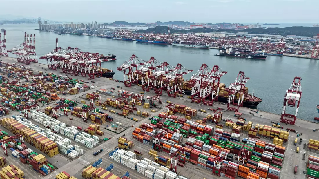 Der Hafen von Qingdao - die chinesischen Exporte in die USA brachen ein. (Archivbild) - Bild: Li Ziheng/XinHua/dpa