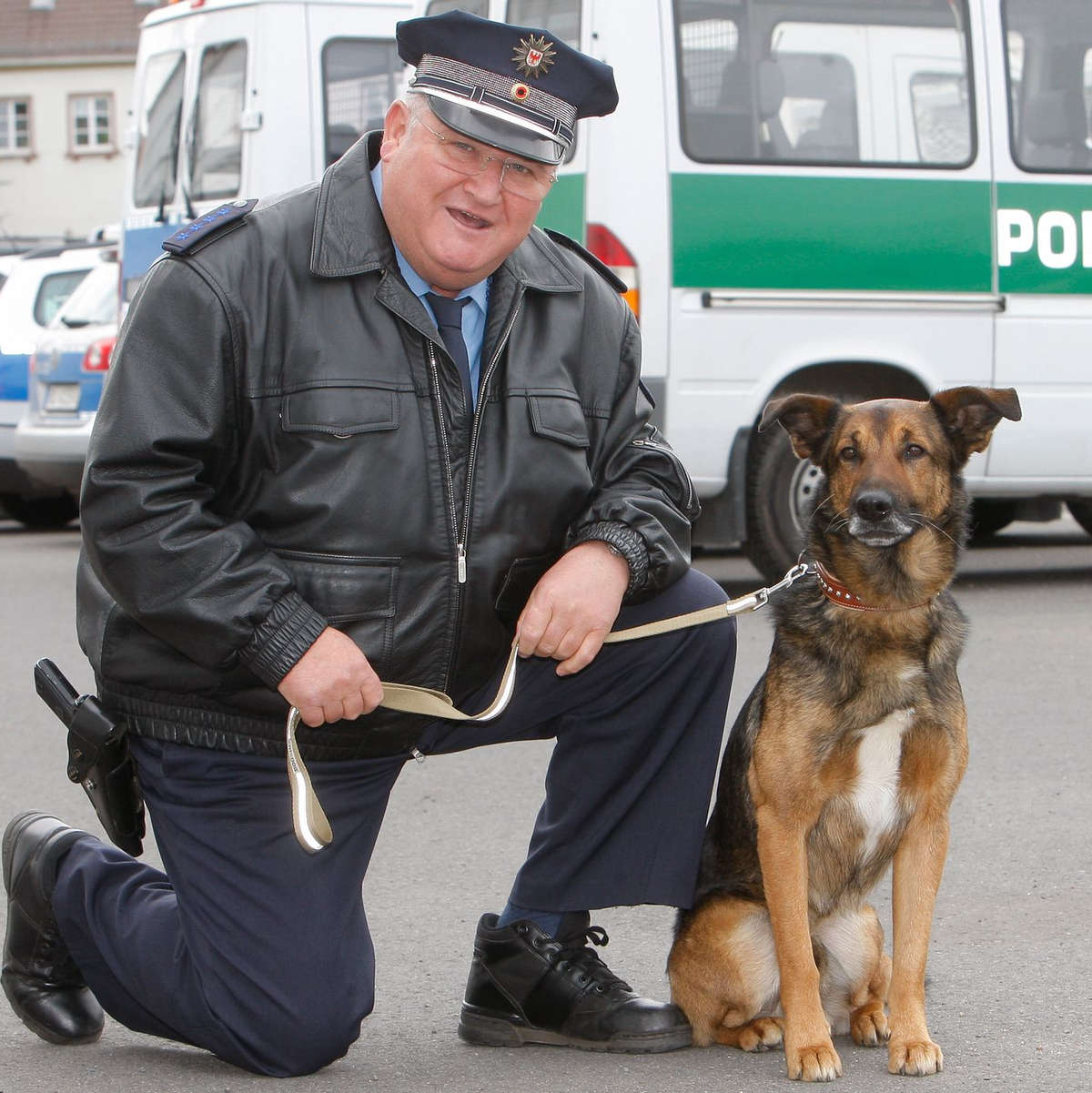 Schauspieler Horst Krause im Einsatz mit Hund. - Foto: Nestor Bachmann/dpa-Zentralbild/dpa