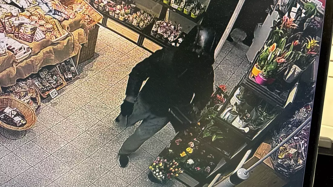 POL-KS: Nach bewaffnetem Raubüberfall auf Lebensmittelmarkt in Waldau: Polizei fahndet mit Fotos nach Täter - Bild: presseportal.de