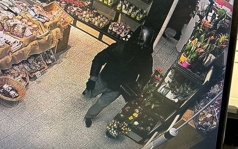 POL-KS: Nach bewaffnetem Raubüberfall auf Lebensmittelmarkt in Waldau: Polizei fahndet mit Fotos nach Täter - Foto: presseportal.de