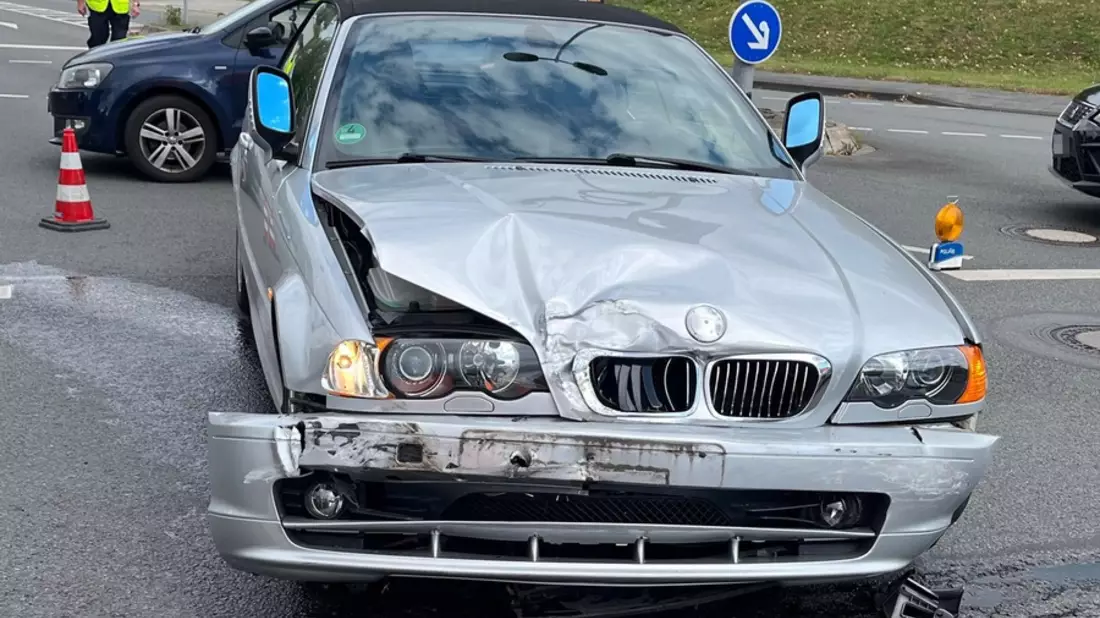 POL-HA: Verkehrsunfall an Kreuzung: 22-Jährige fährt über rote Ampel - zwei Verletzte - Bild: presseportal.de