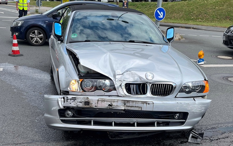 POL-HA: Verkehrsunfall an Kreuzung: 22-Jährige fährt über rote Ampel - zwei Verletzte - Foto: presseportal.de