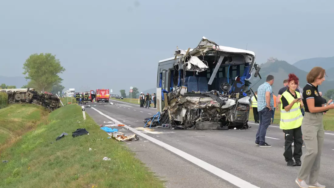 Beim Zusammenstoß wurde der Busfahrer im Wrack eingeklemmt und musste von der Feuerwehr befreit werden. - Bild: František Iván/TASR/dpa