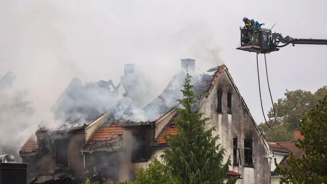 Nach einem Brand in einem Haus sind drei Frauen tot aufgefunden worden. - Bild: Geir Olsen/NTB/dpa