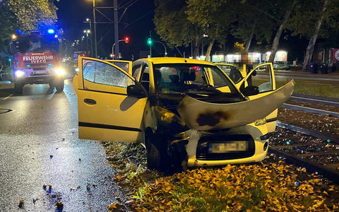 POL-DU: Alt-Hamborn: 44-Jähriger landet mit Auto im Gleisbett - Motorbrand, Alkoholtest positiv - Foto: presseportal.de