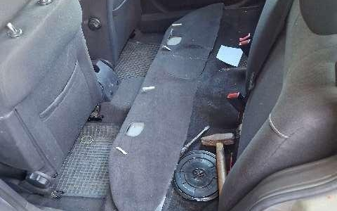 POL-CUX: Hochgefährliche Fahrt mit nicht verkehrstauglichem PKW - Fahrzeugführer ohne Fahrerlaubnis - Insgesamt 7 Inssassen, davon 5 Kinder, im PKW (Foto im Anhang) - Foto: presseportal.de