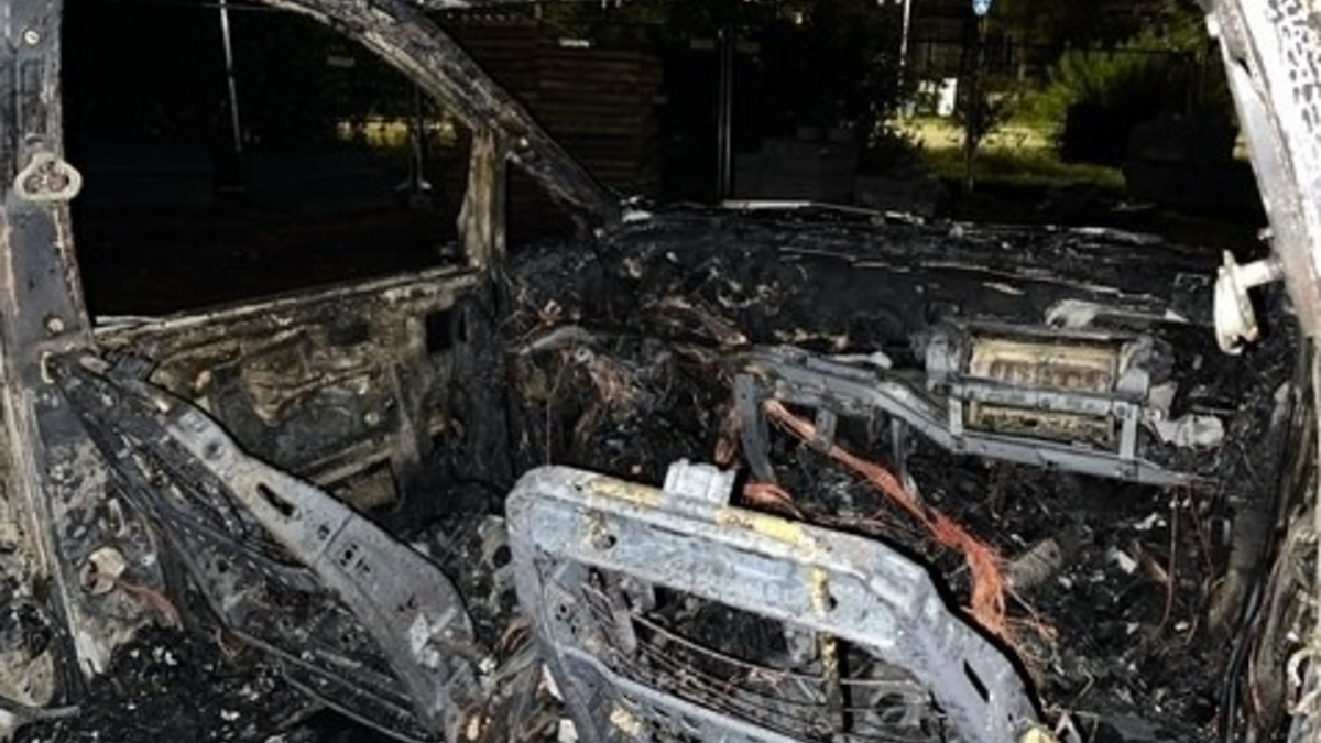 POL-ME: Ford Galaxy brennt vollständig aus: Polizei bittet um Hinweise - 2509036 - Foto: presseportal.de