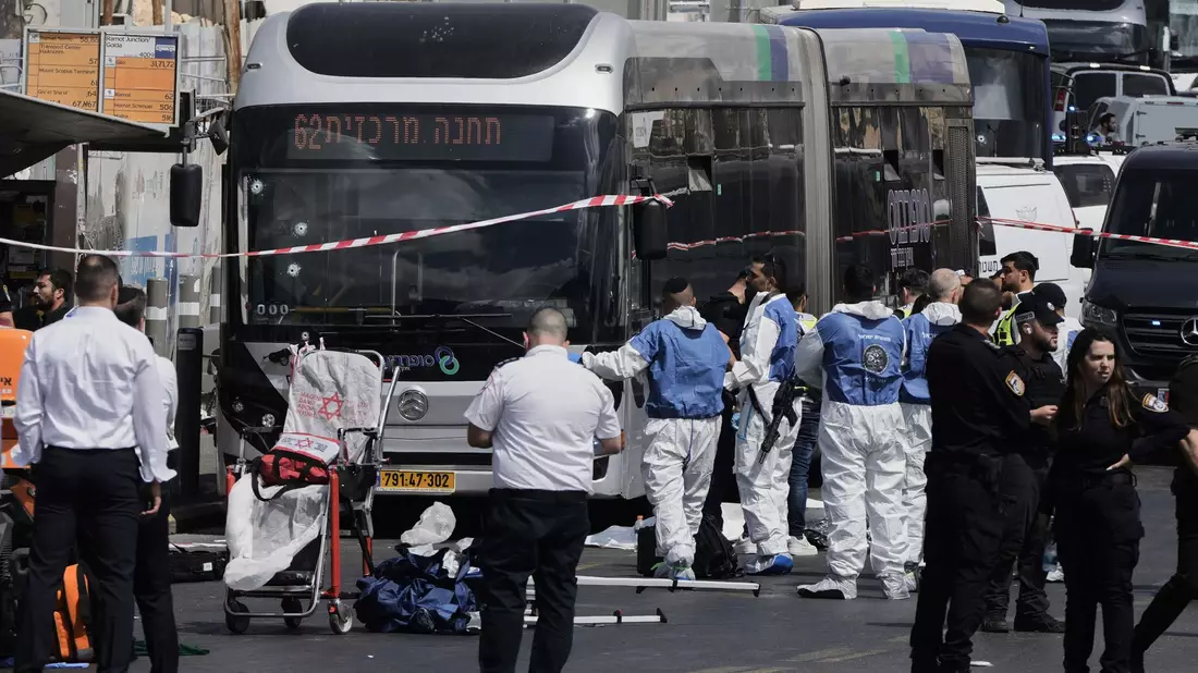 Ein Augenzeuge berichtete, die Angreifer hätten auch in einen Bus geschossen.  - Bild: Mahmoud Illean/AP/dpa