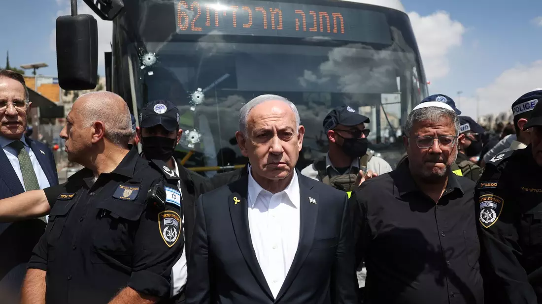 Der israelische Ministerpräsident Benjamin Netanjahu (Mitte) besuchte den Ort des Anschlags.  - Bild: Ronen Zvulun/Pool REUTERS/AP/dpa