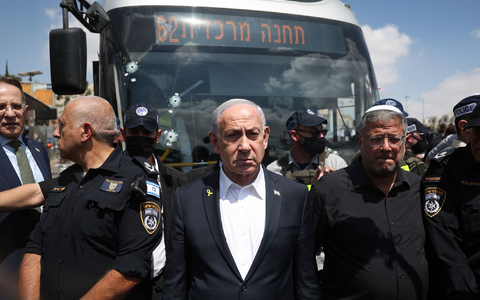 Der israelische Ministerpräsident Benjamin Netanjahu (Mitte) besuchte den Ort des Anschlags.  - Foto: Ronen Zvulun/Pool REUTERS/AP/dpa