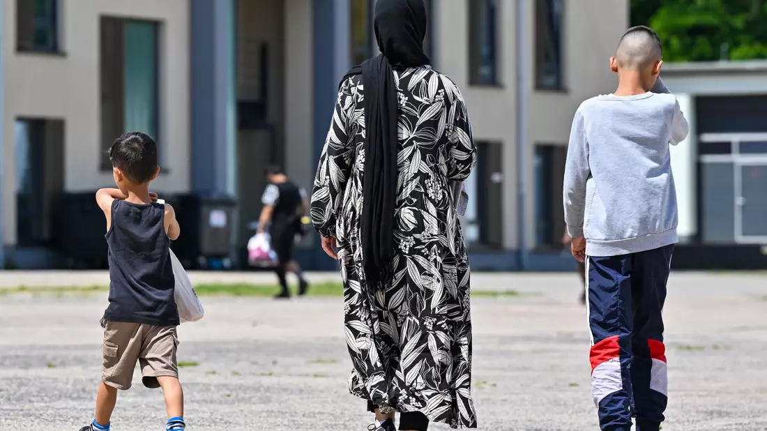 In Deutschland wohnen viele Asylbewerber länger als sie eigentlich müssten in staatlichen Unterkünften, weil sie Schwierigkeiten haben, eine Wohnung zu finden. (Archivbild) - Bild: Patrick Pleul/dpa