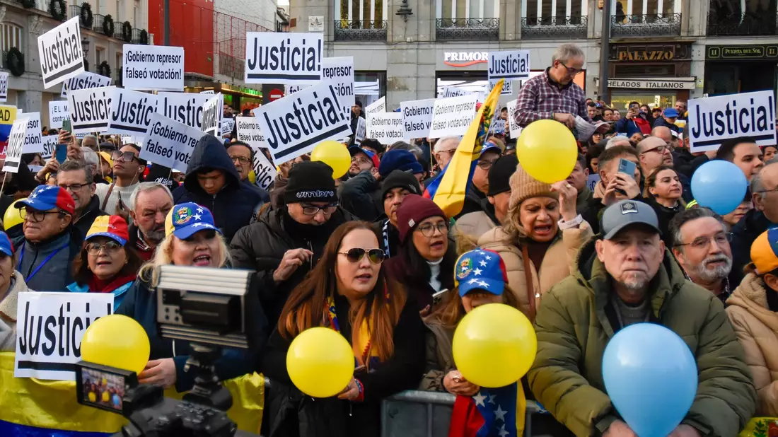 Die Venezolaner stimmen mit den Füßen ab. Millionen von Menschen haben das südamerikanische Land seit dem Amtsantritt von Präsident Maduro verlassen. (Archivbild) - Bild: Richard Zubelzu/ZUMA Press Wire/dpa