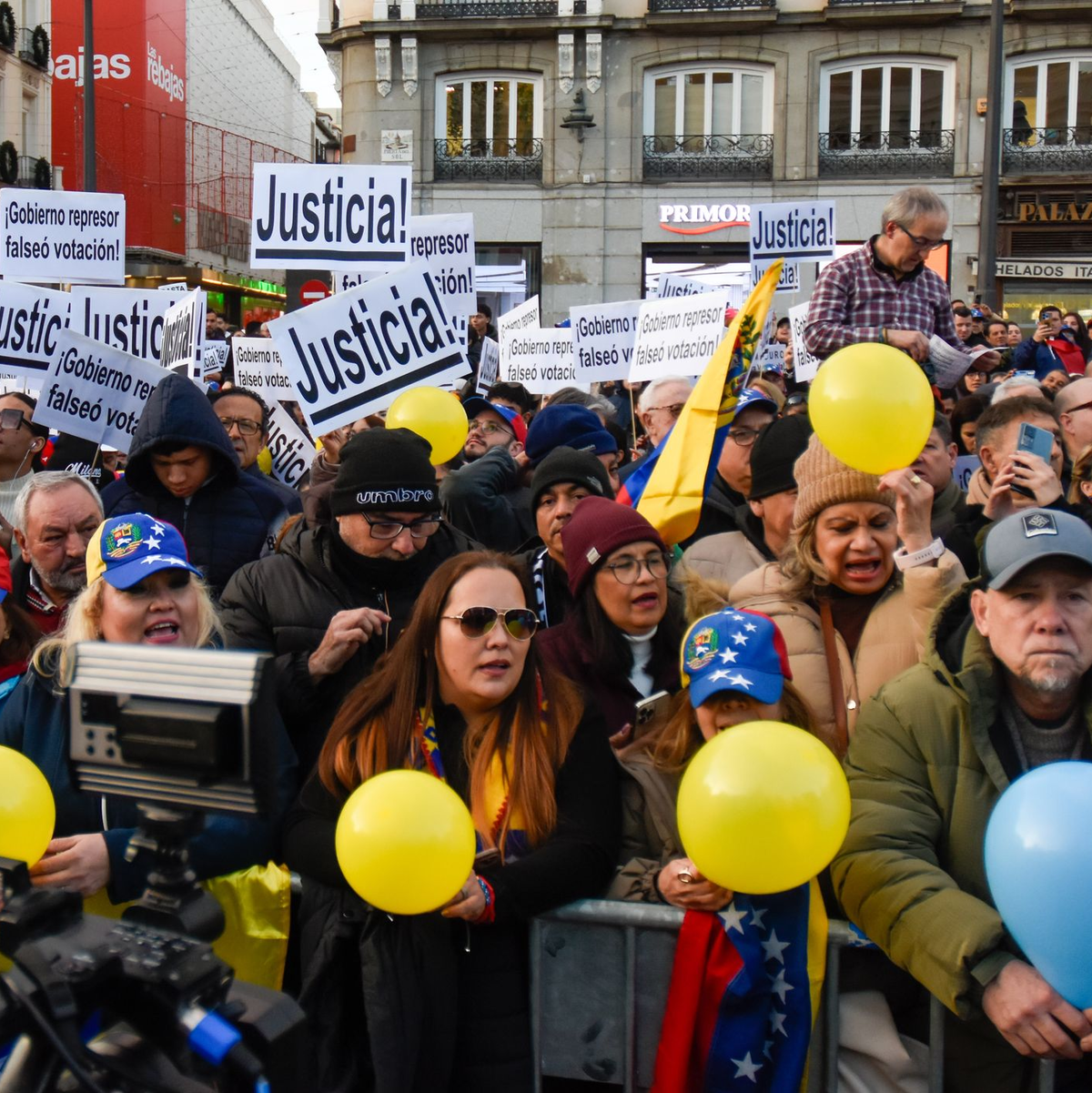 Die Venezolaner stimmen mit den Füßen ab. Millionen von Menschen haben das südamerikanische Land seit dem Amtsantritt von Präsident Maduro verlassen. (Archivbild) - Foto: Richard Zubelzu/ZUMA Press Wire/dpa