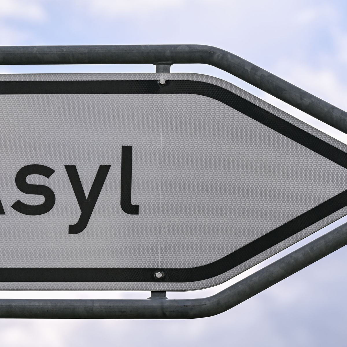 Im ersten Halbjahr kamen deutlich weniger Asylbewerber nach Europa. (Archivbild) - Foto: Patrick Pleul/dpa