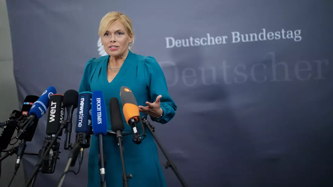 Die Vorsitzende der Enquete-Kommission gibt ein Statement nach der kosntituierenden Sitzung. - Bild: Joerg Carstensen/dpa