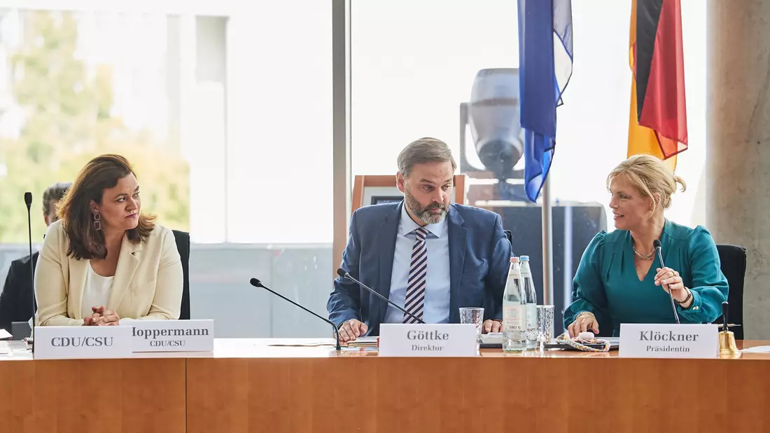 Zur konstituierenden Sitzung war Bundestagspräsidentin Julia Klöckner (CDU) mit dabei. - Bild: Jörg Carstensen/dpa