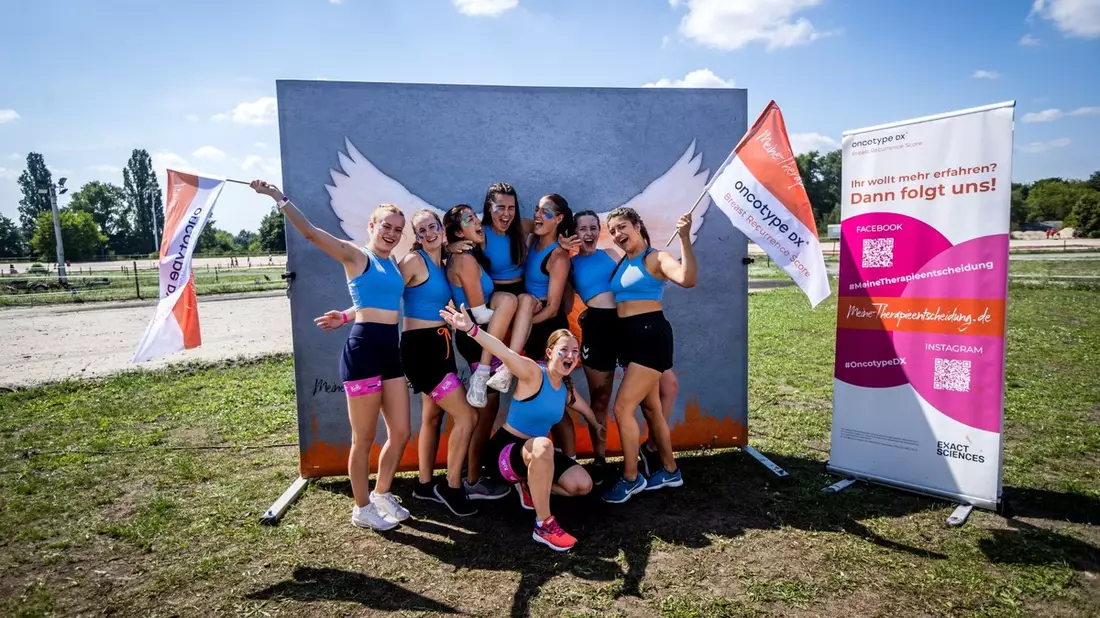 Exact Sciences beim schauinsland Muddy Angel Run: Durch den Schlamm für mehr Aufklärung über Brustkrebs - Bild: presseportal.de