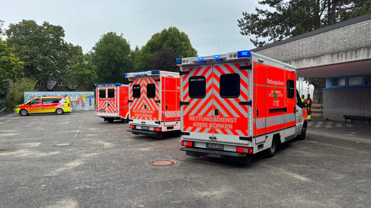 FW Gronau: Unklarer Geruch in Sporthalle führt zu Großeinsatz - 18 Personen klagen über gesundheitliche Beschwerden - Foto: presseportal.de