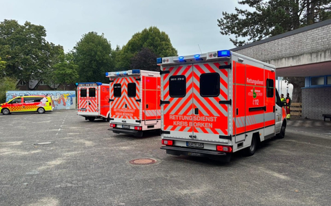 FW Gronau: Unklarer Geruch in Sporthalle führt zu Großeinsatz - 18 Personen klagen über gesundheitliche Beschwerden - Foto: presseportal.de