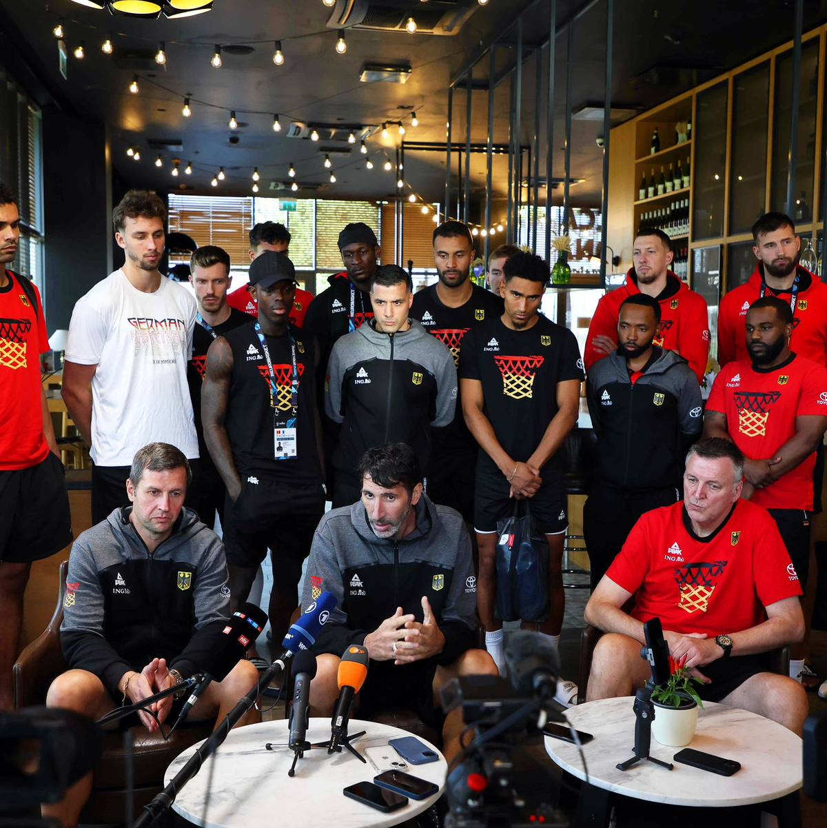 Basketball-Bundestrainer Alex Mumbru tritt bei den EM-Spielen in die zweite Reihe, bleibt aber Headcoach. - Foto: Matthias Stickel/dpa
