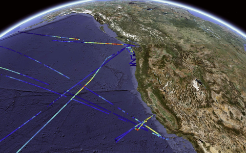 Verteilung der Phytoplankton-Biomasse, gemessen mit SeaFlow-Zytometrie vor der Küste Kaliforniens. Die farbcodierten Linien stellen die Biomassekonzentrationen dar, wobei wärmere Farben (rot-gelb) eine höhere Phytoplanktondichte und kühlere Farben (blau) eine geringere Konzentration anzeigen. - Foto: Francois Ribalet/dpa