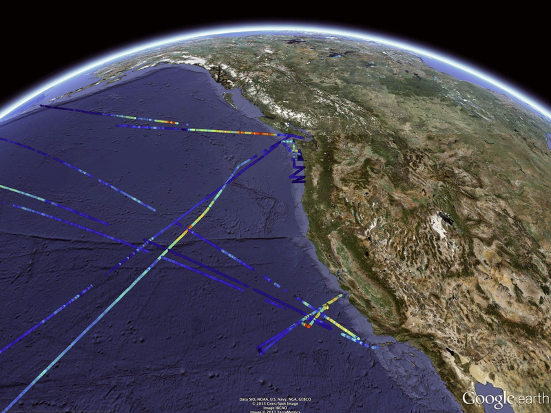 Verteilung der Phytoplankton-Biomasse, gemessen mit SeaFlow-Zytometrie vor der Küste Kaliforniens. Die farbcodierten Linien stellen die Biomassekonzentrationen dar, wobei wärmere Farben (rot-gelb) eine höhere Phytoplanktondichte und kühlere Farben (blau) eine geringere Konzentration anzeigen. - Foto: Francois Ribalet/dpa