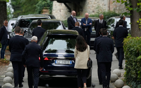 Lebens- und Geschäftspartner Leo Dell'Orco nimmt Abschied von Armani. - Foto: Luca Bruno/AP/dpa