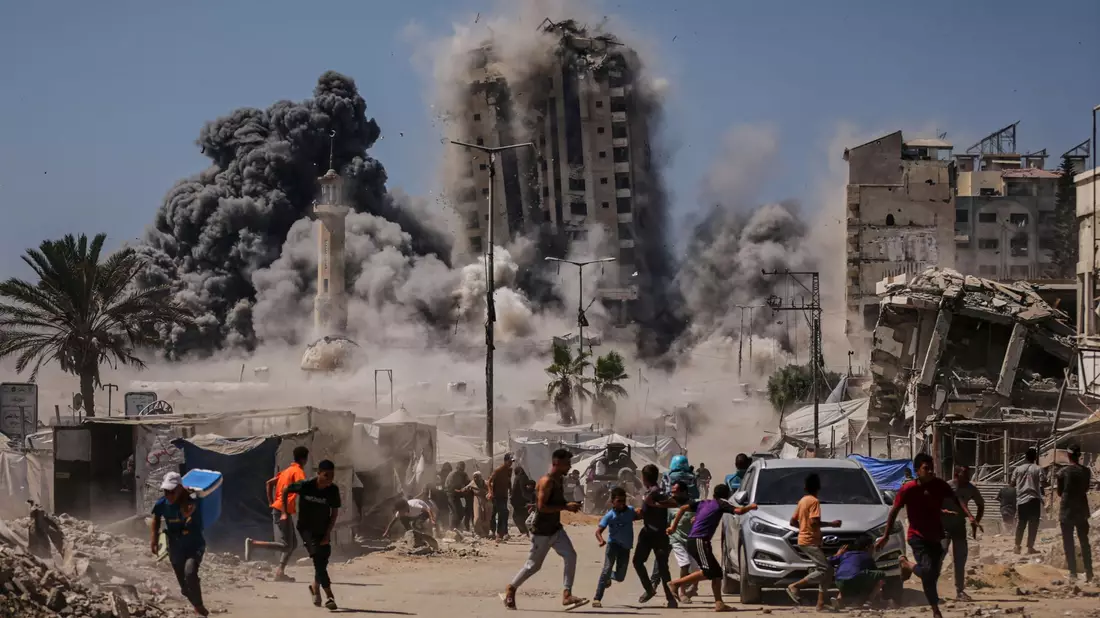 Israels Militär greift derzeit immer wieder Hochhäuser in der Stadt Gaza an, die Armeeangaben zufolge von der Hamas genutzt worden sein sollen. (Archivbild) - Bild: Yousef Al Zanoun/AP/dpa