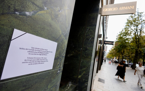 Die Armani-Filiale auf der Düsseldorfer Königsallee blieb am Nachmittag geschlossen. - Foto: Rolf Vennenbernd/dpa