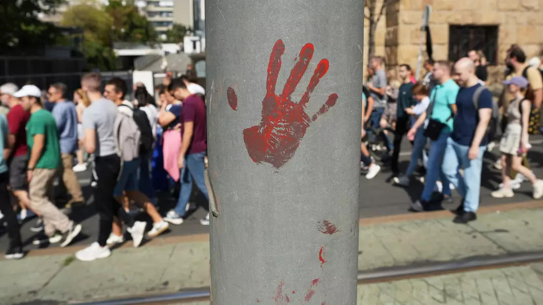 Seit Monaten gibt es in Serbien Proteste. - Bild: Darko Vojinovic/AP/dpa