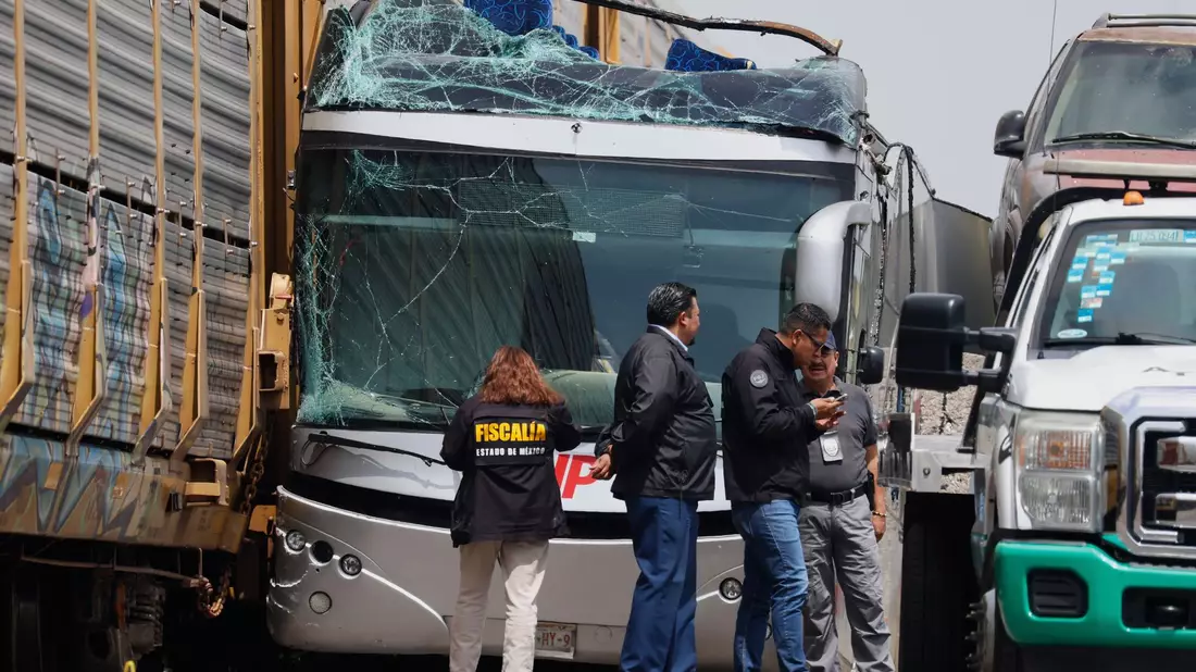 Der Busfahrer soll versucht haben, es noch vor dem Zug auf die andere Seite zu schaffen. - Bild: Ramses Mercado Valdes/AP/dpa