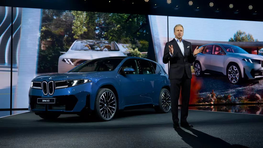 BMW-Chef Zipse bei der Vorstellung des iX3. (Archivbild) - Bild: Sven Hoppe/dpa