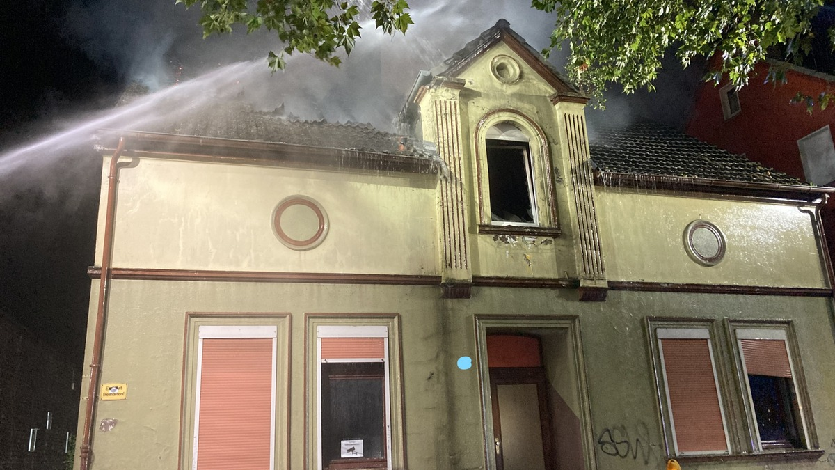 FW-BO: Dachstuhlbrand in einem leerstehendem Wohnhaus in Bochum-Leithe - Foto: presseportal.de
