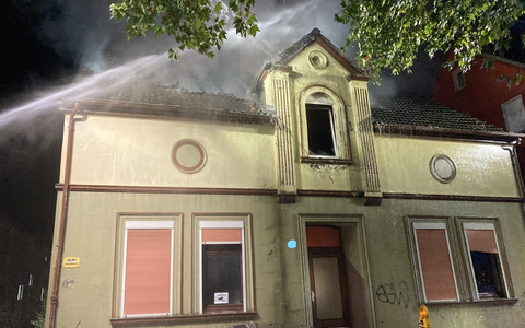 FW-BO: Dachstuhlbrand in einem leerstehendem Wohnhaus in Bochum-Leithe - Foto: presseportal.de