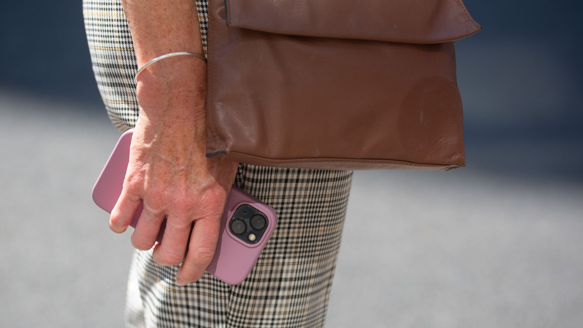 Immer wieder werden Passanten in London die Smartphones aus der Hand gerissen. (Symbolbild) - Foto: Fernando Gutierrez-Juarez/dpa