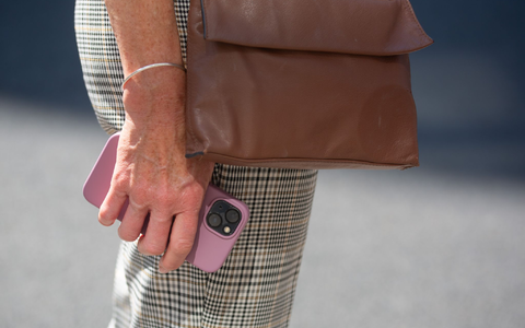 Immer wieder werden Passanten in London die Smartphones aus der Hand gerissen. (Symbolbild) - Foto: Fernando Gutierrez-Juarez/dpa