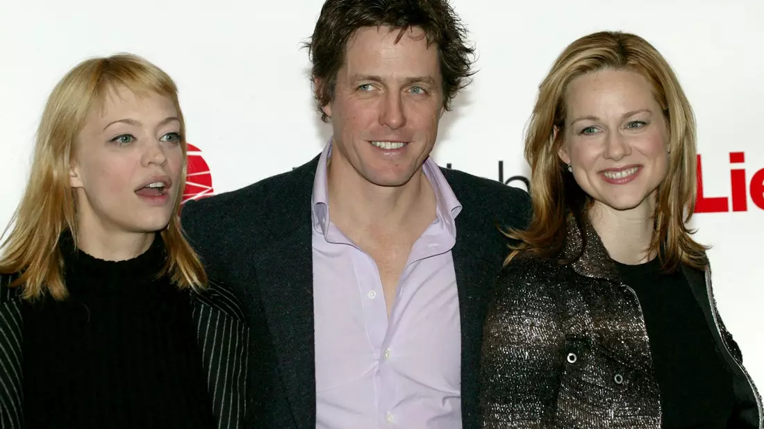 Ein Bild aus vergangenen «Romcom»-Zeiten: Hugh Grant mit Laura Linney und Heike Makatsch (links). (Archivbild) - Bild: Ursula Düren/dpa