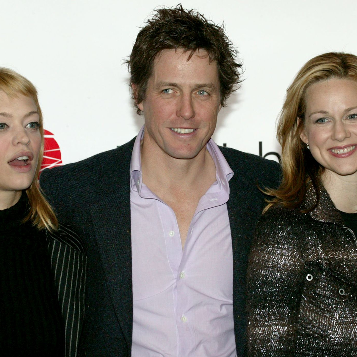 Ein Bild aus vergangenen «Romcom»-Zeiten: Hugh Grant mit Laura Linney und Heike Makatsch (links). (Archivbild) - Foto: Ursula Düren/dpa