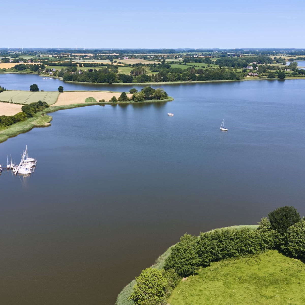Blick auf die Schlei: Sie ragt als Meeresarm 42 Kilometer ins Landesinnere hinein. (Archivbild)  - Foto: Georg Wendt/dpa