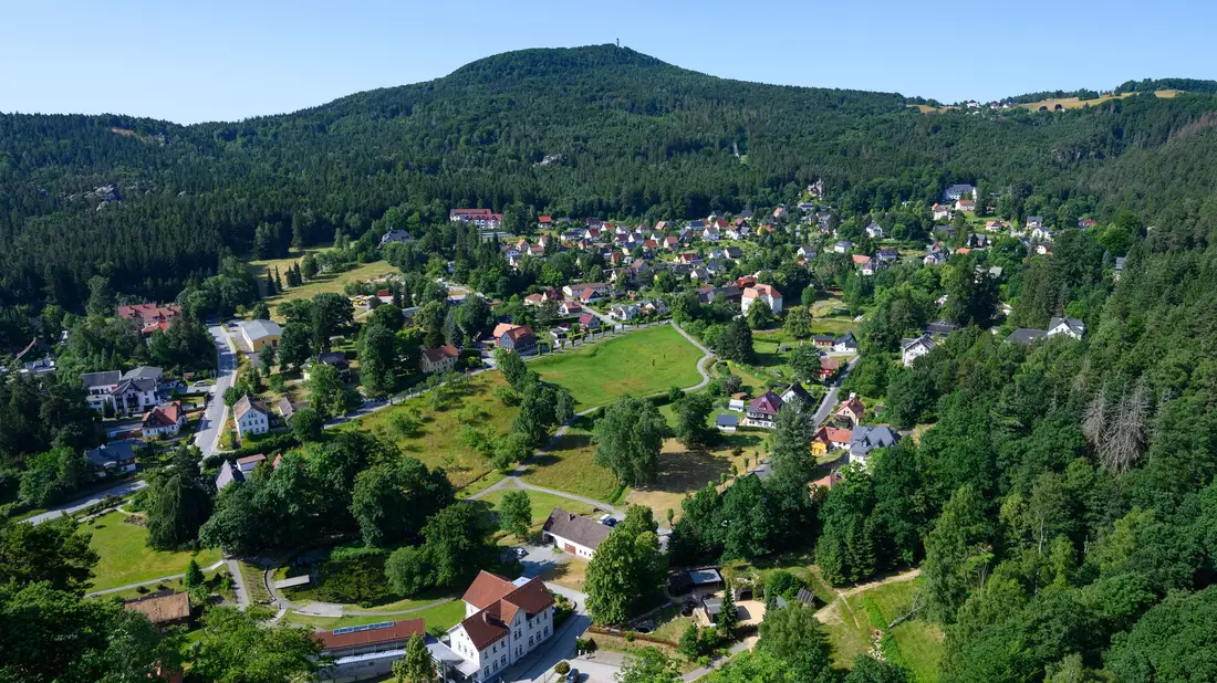 Zittauer Gebirge: Blick von der Festung und dem Kloster Oybin auf den gleichnamigen Kurort an der Grenze zu Tschechien und Polen, im Hintergrund ist der Hochwald zu sehen. (Archivbild) - Bild: Robert Michael/dpa