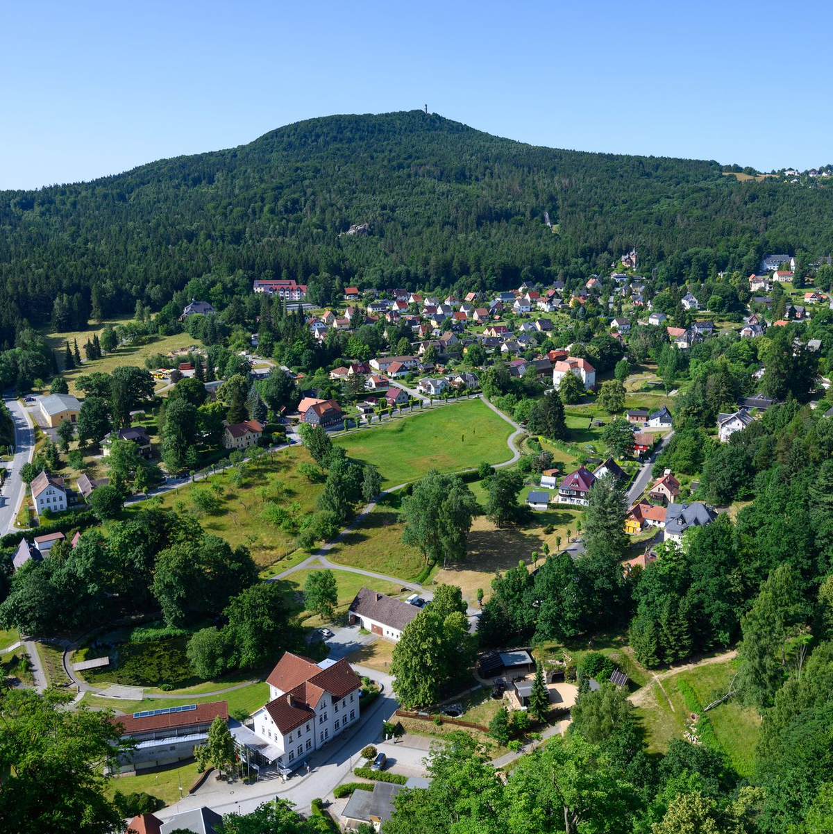 Zittauer Gebirge: Blick von der Festung und dem Kloster Oybin auf den gleichnamigen Kurort an der Grenze zu Tschechien und Polen, im Hintergrund ist der Hochwald zu sehen. (Archivbild) - Foto: Robert Michael/dpa