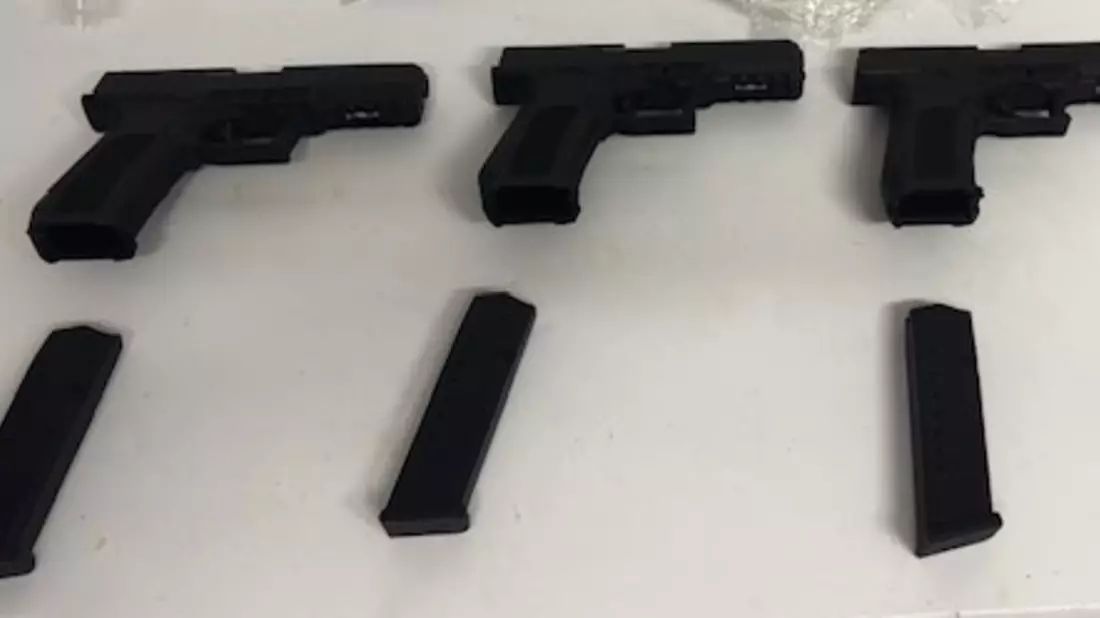 ZOLL-E: Pizza mit Schuss - Zollfahnder stellen drei Schusswaffen und 170.000 Stück Zigaretten sicher - Bild: presseportal.de