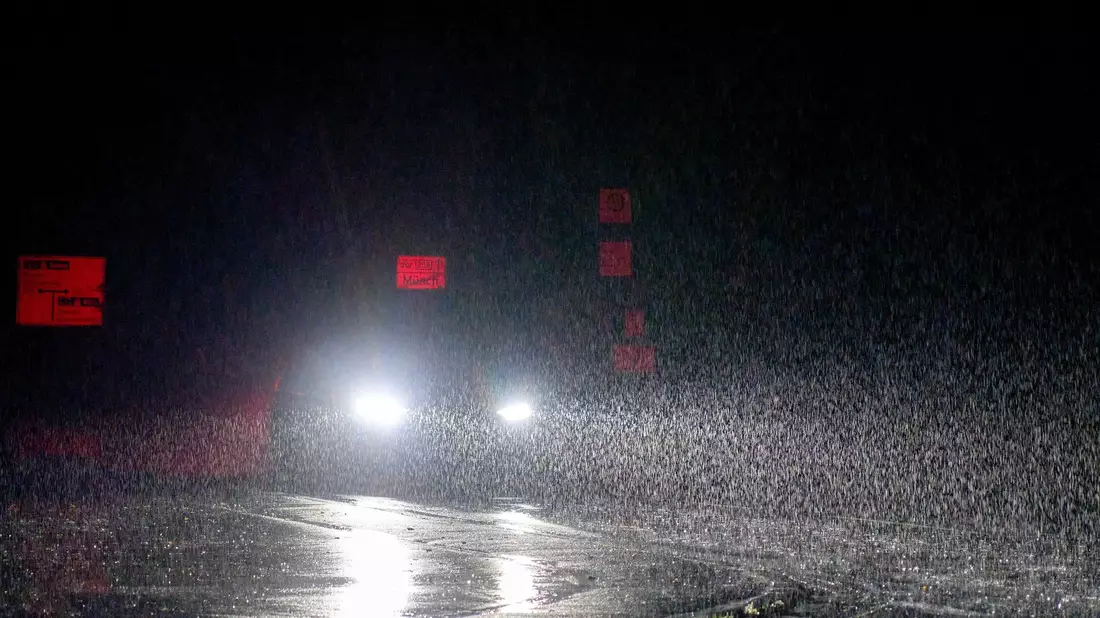 Die Unwetter bringen teils extremen Regen mit. - Bild: Sascha Ditscher/dpa