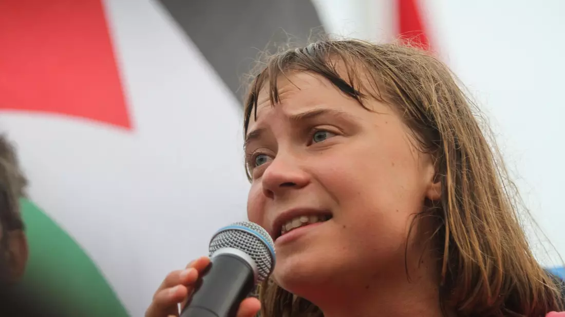 Erneut ist Greta Thunberg an Bord eines der Schiffe der Flotte. (Archivbild) - Bild: Hasan Mrad/ZUMA Press Wire/dpa