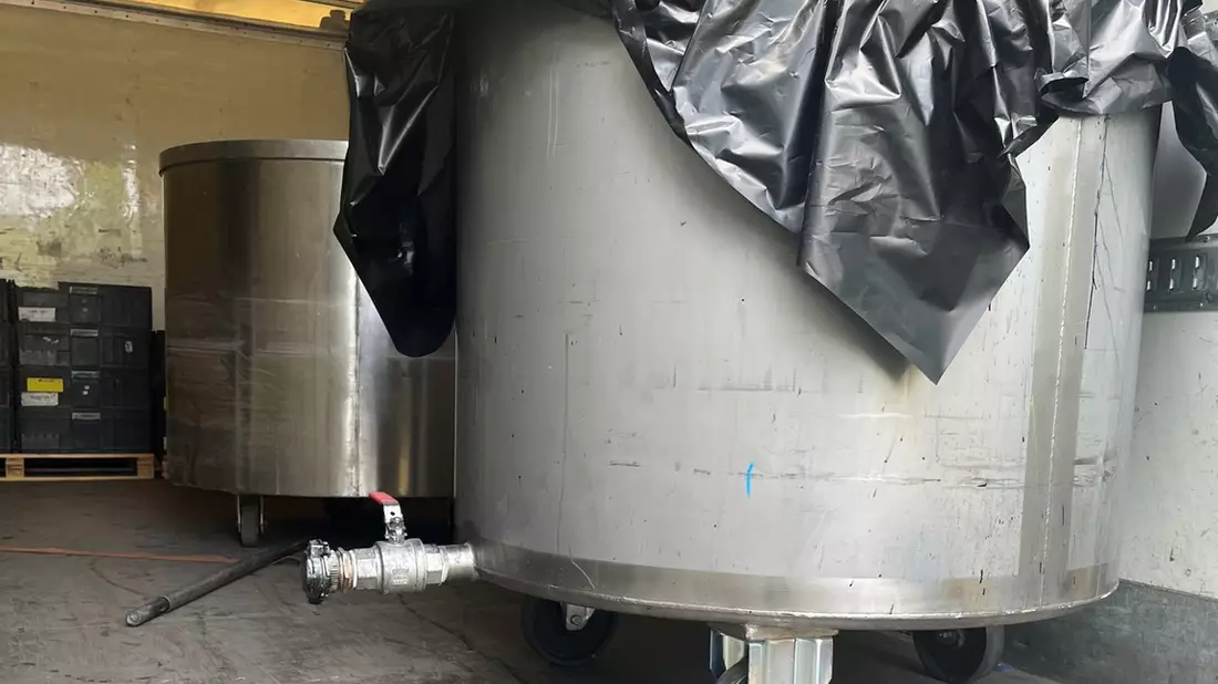 POL-HA: Verstoß gegen die Ladungssicherung - Drei schwere Silos rollen über Ladefläche eines fahrenden LKW - Bild: presseportal.de