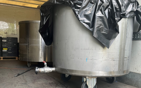 POL-HA: Verstoß gegen die Ladungssicherung - Drei schwere Silos rollen über Ladefläche eines fahrenden LKW - Foto: presseportal.de