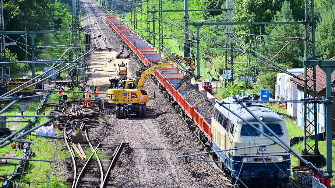 Im August begannen die Modernisierungsarbeiten auf der Strecke Hamburg-Berlin, die dafür bis April 2026 gesperrt ist. (Archivbild) - Bild: Sebastian Gollnow/dpa