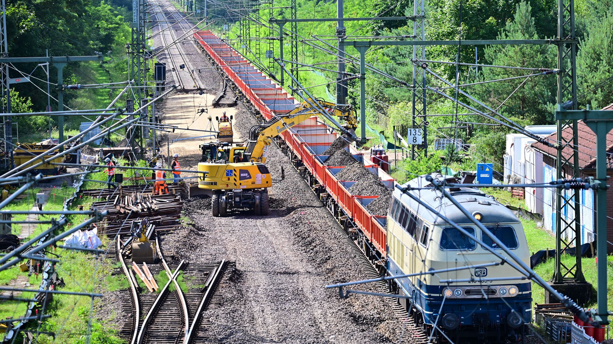 Im August begannen die Modernisierungsarbeiten auf der Strecke Hamburg-Berlin, die dafür bis April 2026 gesperrt ist. (Archivbild) - Foto: Sebastian Gollnow/dpa