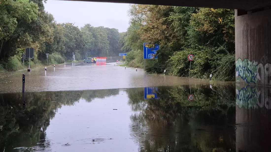 Für Einsatzkräfte bringen die starken Unwetter viel Arbeit mit sich. - Bild: Sascha Thelen/dpa