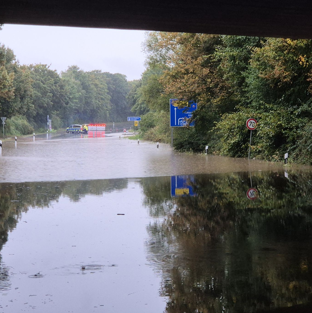 Für Einsatzkräfte bringen die starken Unwetter viel Arbeit mit sich. - Foto: Sascha Thelen/dpa